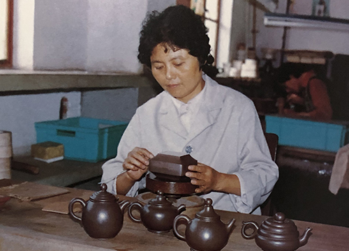 李碧芳在制作紫砂壶