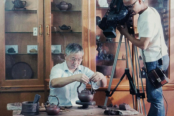 新闻媒体在采访范洪泉制作紫砂壶