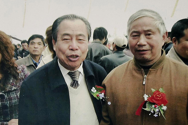 范洪泉与中国工艺美术学会会长杨自鹏