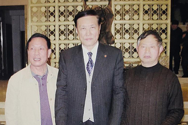 范洪泉与陈士能、周尊严合影