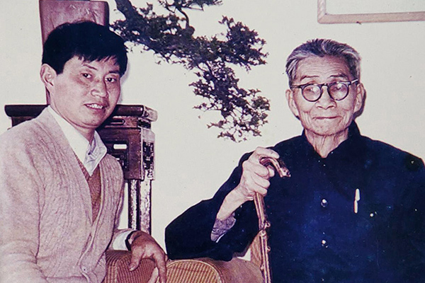 范洪泉与恩师朱可心合影