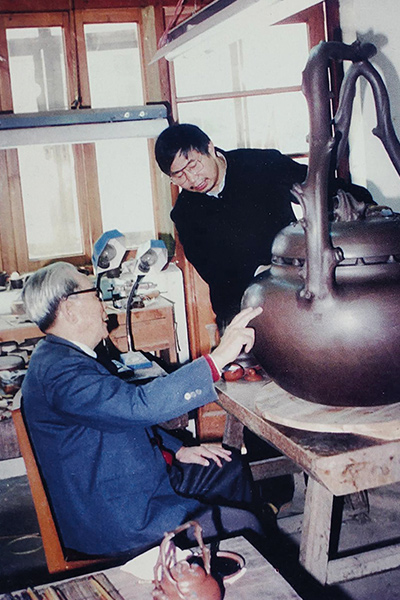 范洪泉和画家赵宏本探讨创作