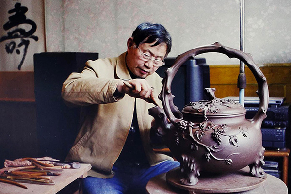 范洪泉大师在制作大壶作品