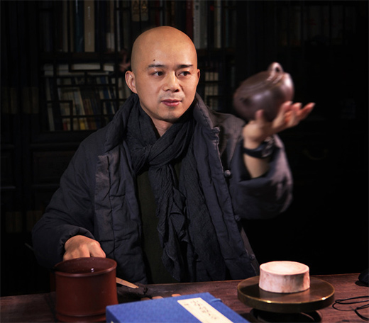 紫砂大师范泽锋在制壶