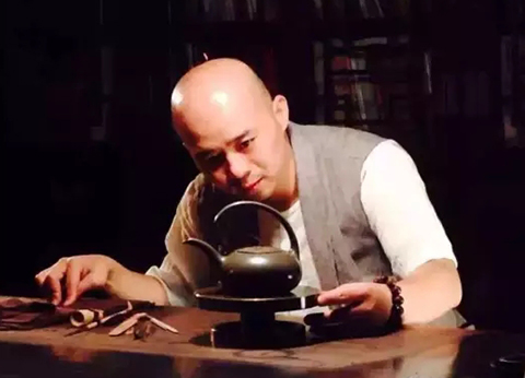 范泽锋在工作室制作紫砂壶