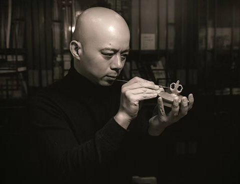 宜兴范泽锋大师在制壶