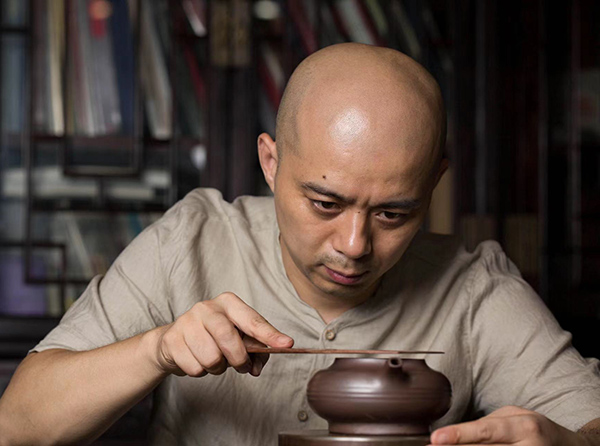 范泽锋在工作室制壶