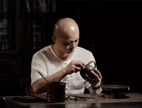 范泽锋大师在工作室制壶