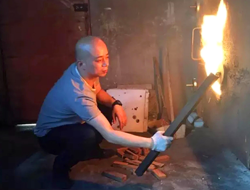 范泽锋大师在烧制紫砂壶