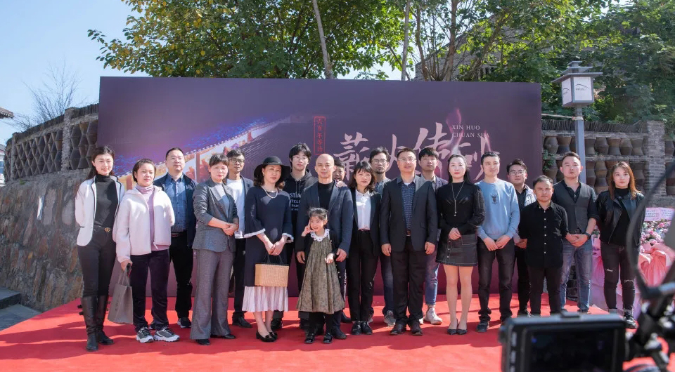 薪火传砂范泽锋承师传徒作品展合影