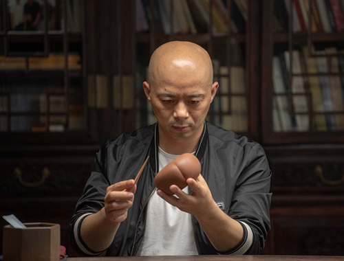 范泽锋大师在制作紫砂壶