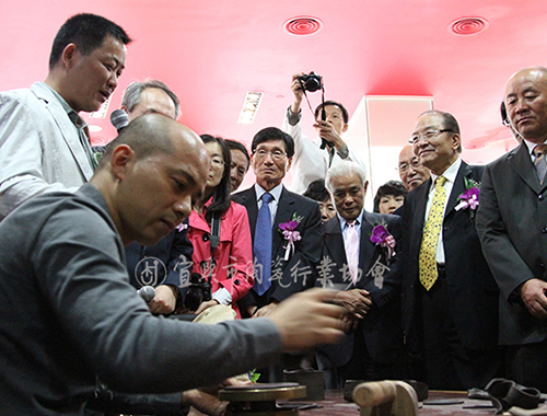 范泽锋大师在中韩陶艺交流展上制壶示范