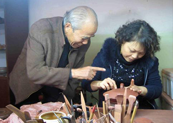 顾道荣大师传授弟子壶艺