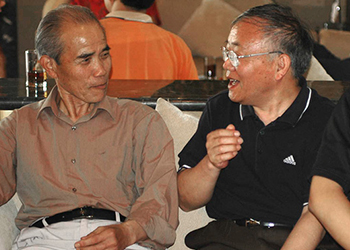 顾道荣与省大师何挺初探讨壶艺