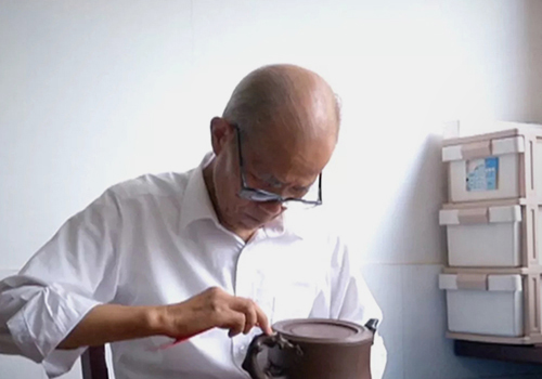 顾道荣大师在认真制壶中