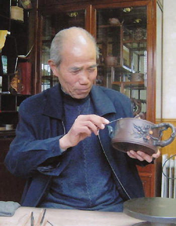 顾道荣大师在制作紫砂壶