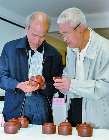 顾道荣与王小龙品鉴制壶比赛作品