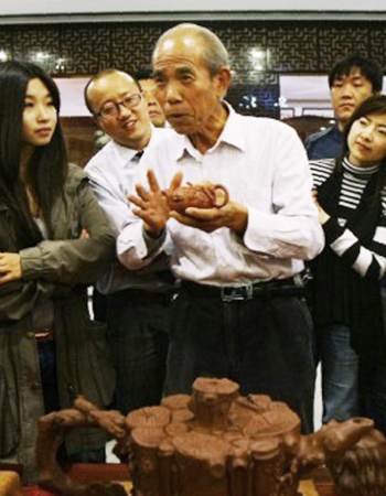 顾道荣在紫砂展为壶友讲解紫砂