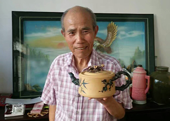 顾道荣大师和作品合影