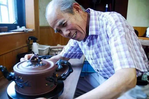 宜兴顾道荣大师制作紫砂壶
