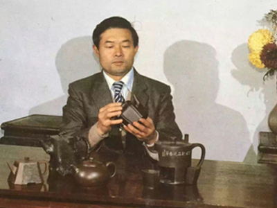 青年何道洪赏壶