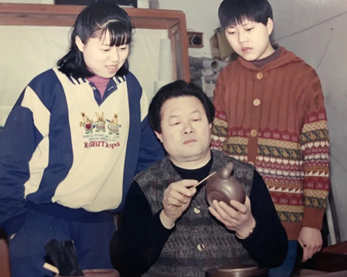 何道洪传授女儿何燕萍与何叶壶艺