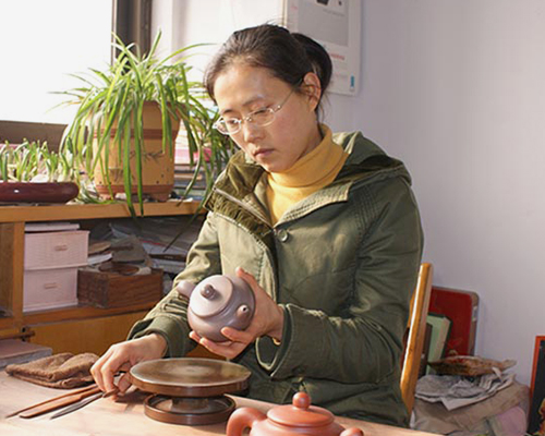 何叶大师在工作室专心制作紫砂壶