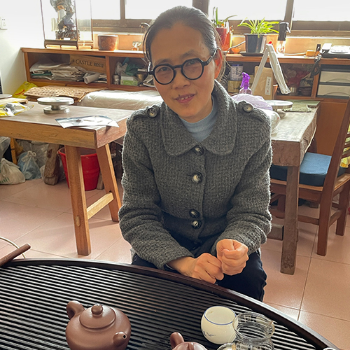 何叶大师在工作室用紫砂壶泡茶品茗