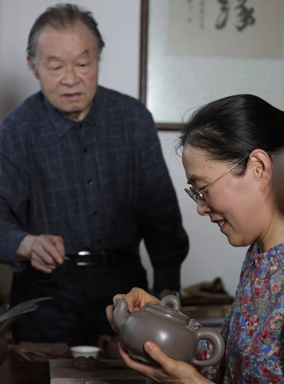国大师何道洪指点女儿何叶壶艺