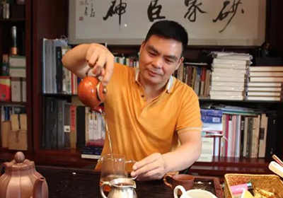 惠祥云大师在工作室用紫砂壶泡茶