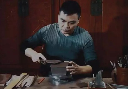 惠祥云在工作室制壶