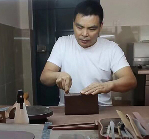 宜兴惠祥云在制作紫砂壶