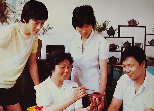 李碧芳传授弟子壶艺