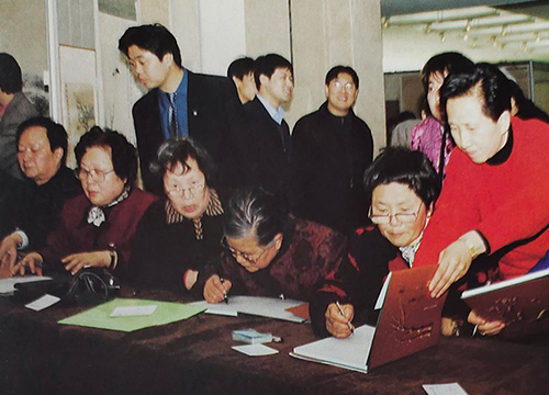 李碧芳参加朱可心紫砂陶艺百年纪念签名售书活动