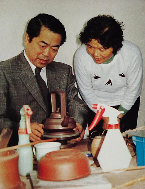 李碧芳和书画家范曾交流技艺