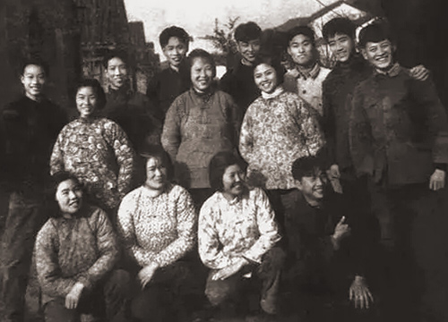 李碧芳和师兄妹们合影