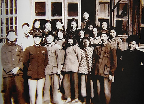 李碧芳和师父朱可心等合影