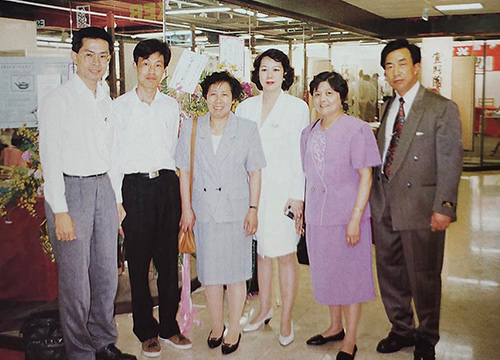 李碧芳和汪寅仙、谭泉海、陈国良等在新加坡参加交流活动