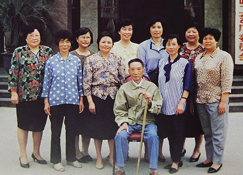李碧芳和顾景舟、周桂珍、曹婉芬、谢曼伦等合影