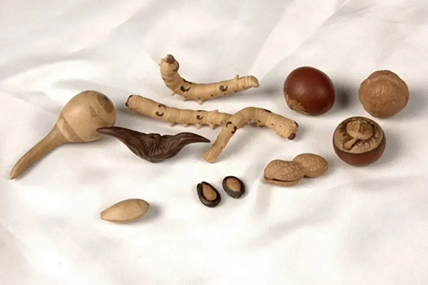 裴石民制紫砂春蚕与果品