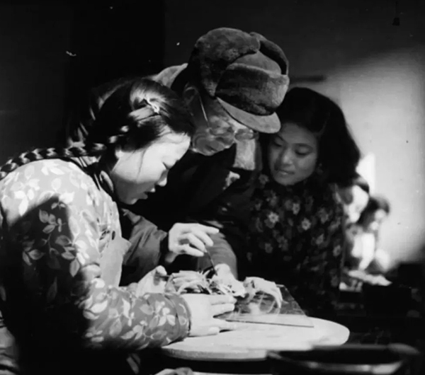 裴石民传授弟子壶艺