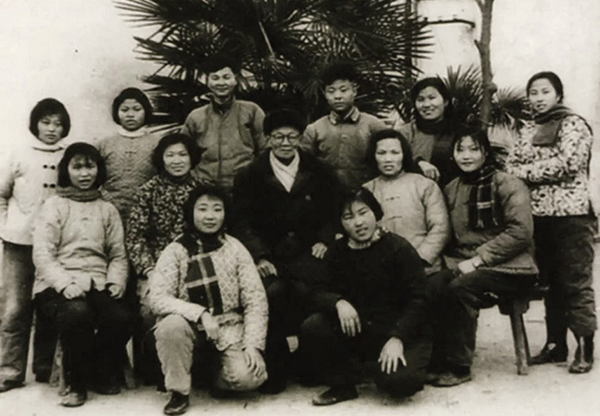 裴石民与弟子们合影