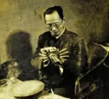 裴石民制作紫砂螃蟹图