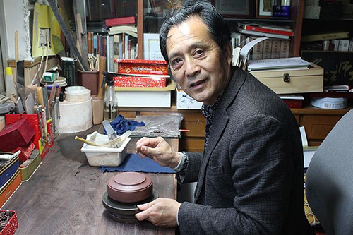 邵顺生大师在创作紫砂壶