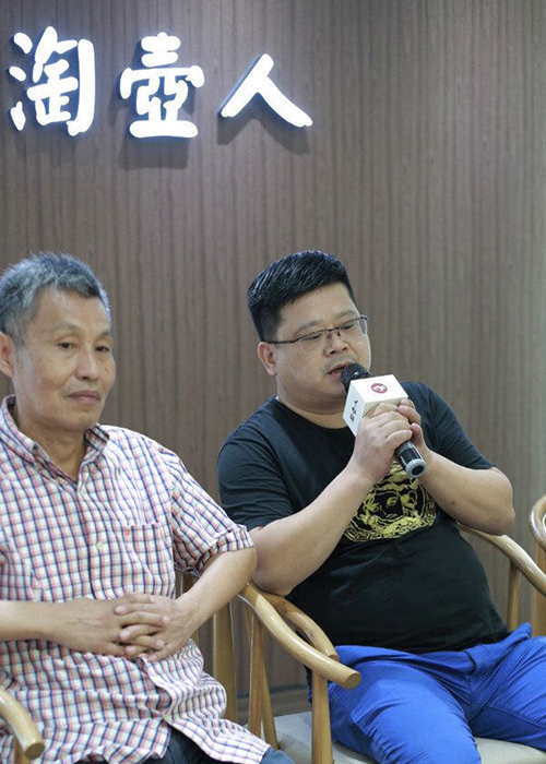 沈建宏和师父陈国良大师在淘壶人紫砂艺术馆
