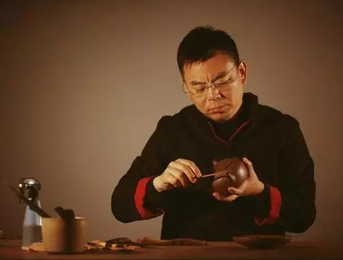 史小明大师在创作紫砂壶