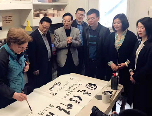 陶都风宜兴紫砂温哥华特展中加陶协艺术家交流合影