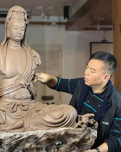 史小明大师在创作观音雕塑