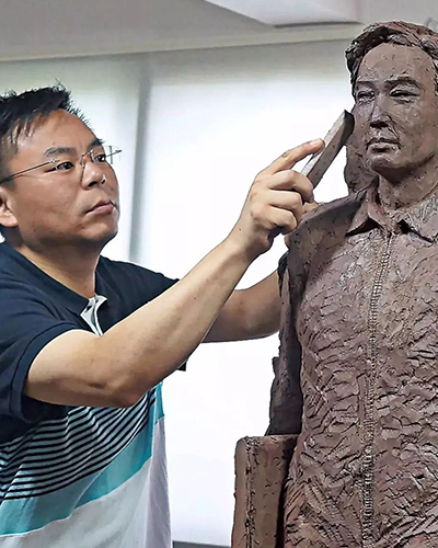 史小明大师在创作人像雕塑