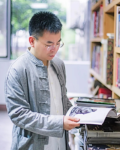 史小明大师在阅读雕塑经典